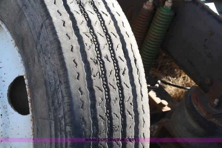 image for item A6550 1988 Ford LTA9000 Aero Max 106 semi truck