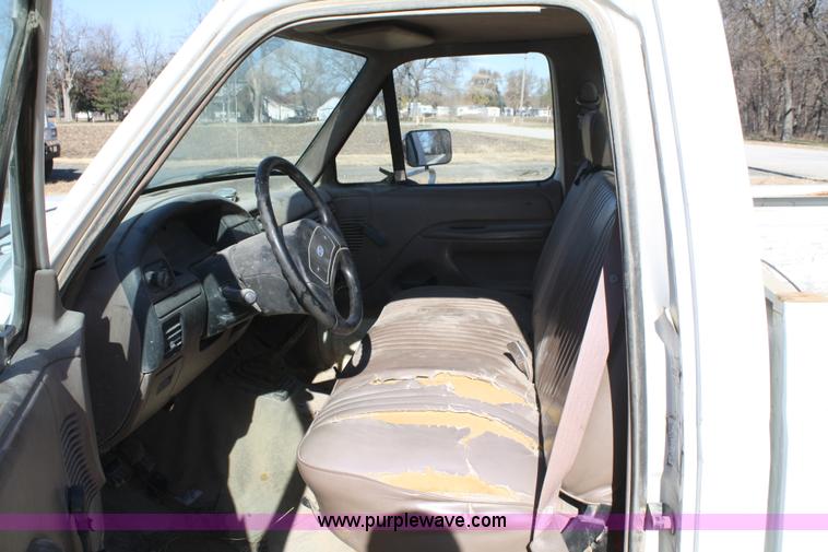 image for item A6551 1993 Ford F250 XL pickup truck