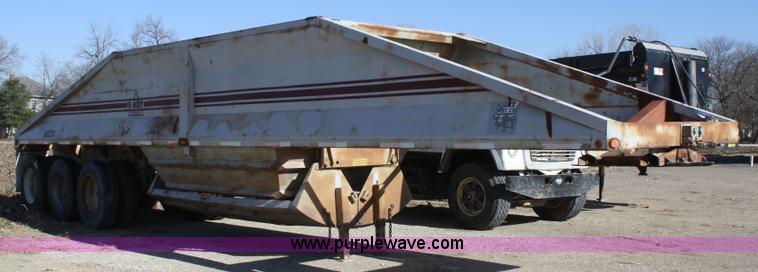 image for item A6553 1990 R-way 4021TA belly dump trailer