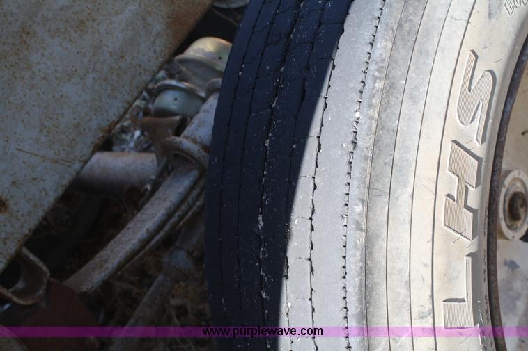 image for item A6553 1990 R-way 4021TA belly dump trailer