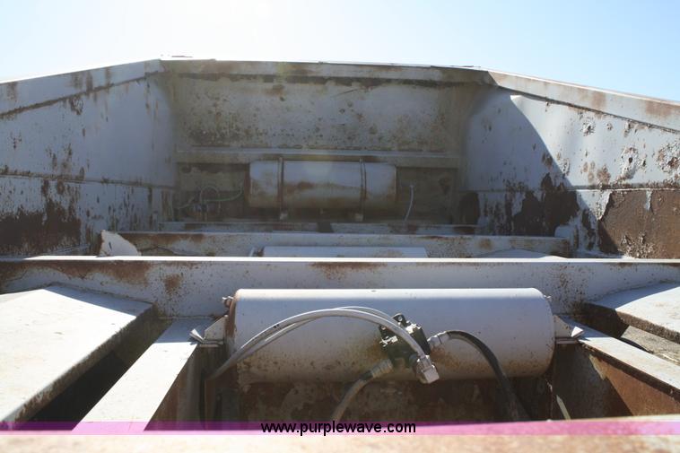 image for item A6553 1990 R-way 4021TA belly dump trailer
