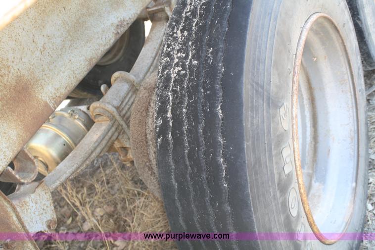 image for item A6553 1990 R-way 4021TA belly dump trailer