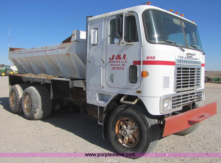 image for item B2120 1982 International COF9670 semi truck
