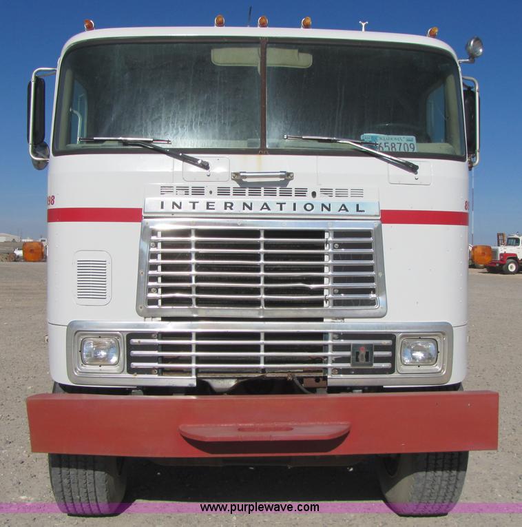 image for item B2120 1982 International COF9670 semi truck