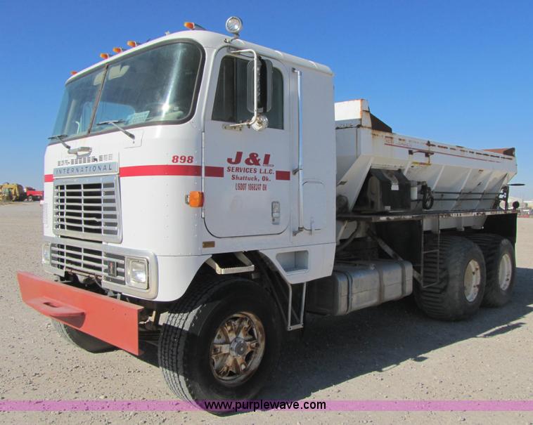 image for item B2120 1982 International COF9670 semi truck