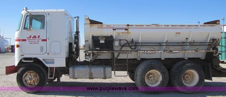 image for item B2120 1982 International COF9670 semi truck