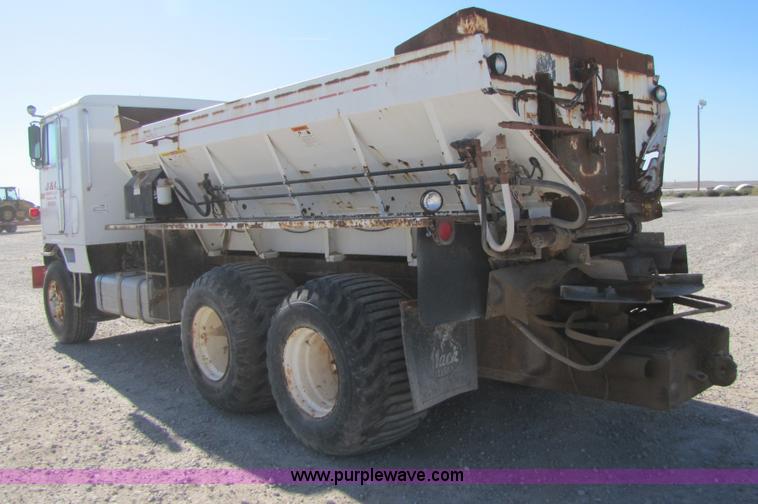 image for item B2120 1982 International COF9670 semi truck