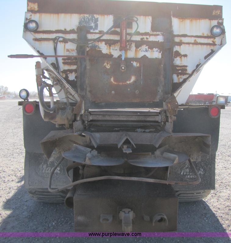 image for item B2120 1982 International COF9670 semi truck