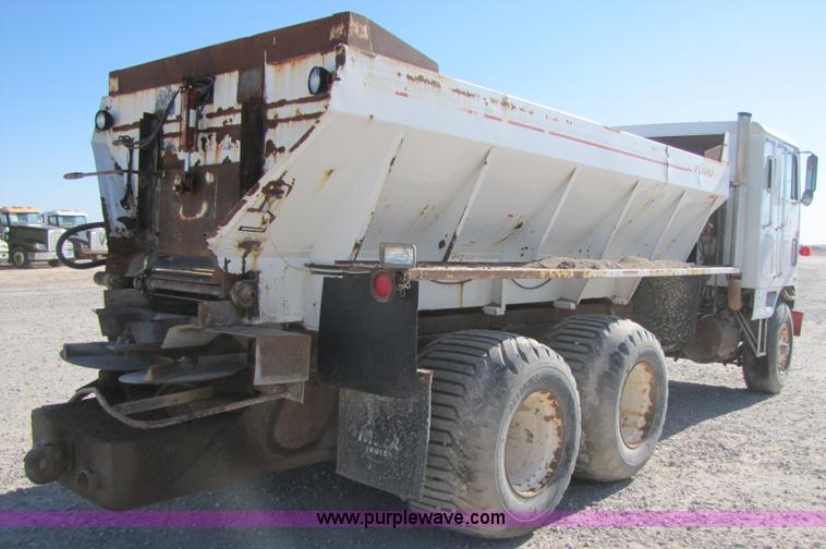 image for item B2120 1982 International COF9670 semi truck