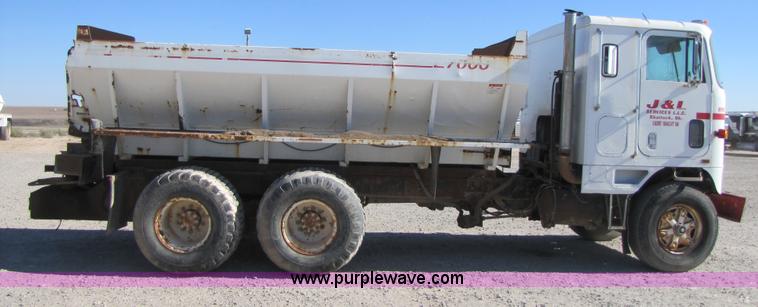 image for item B2120 1982 International COF9670 semi truck