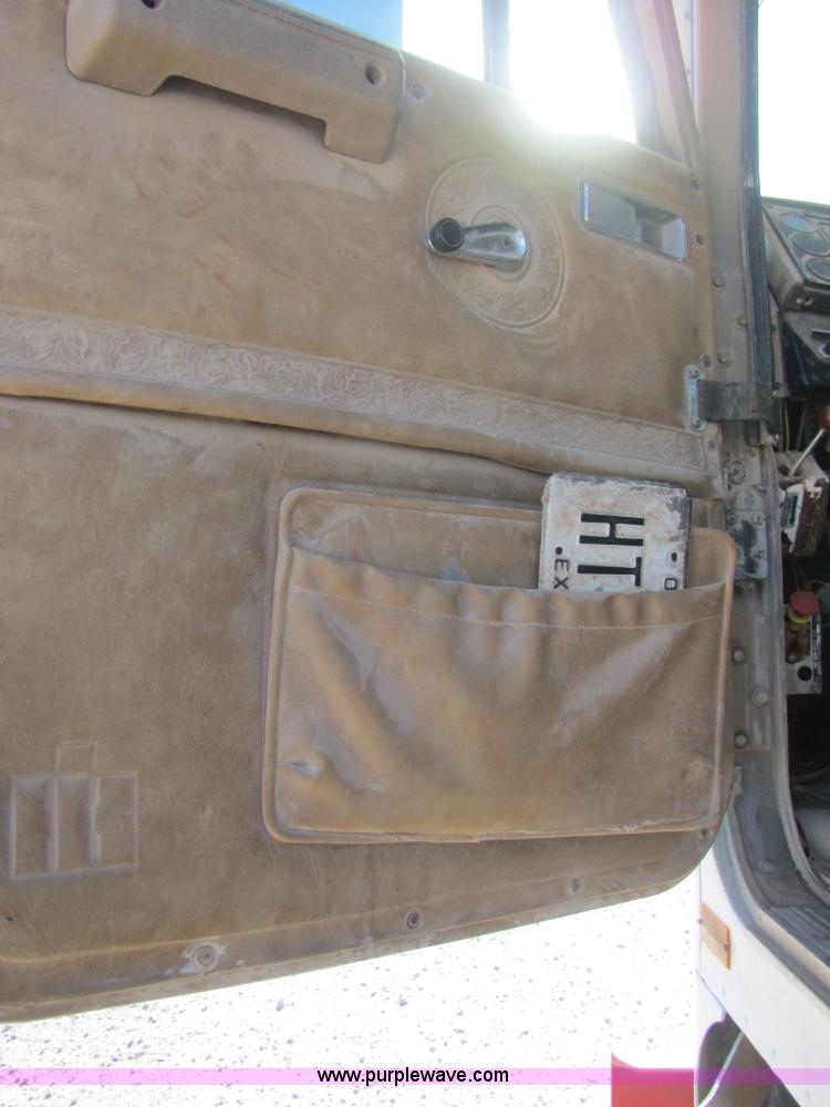 image for item B2120 1982 International COF9670 semi truck