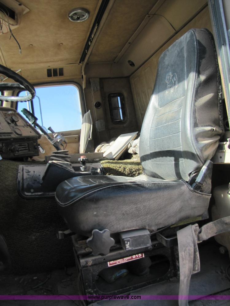 image for item B2120 1982 International COF9670 semi truck