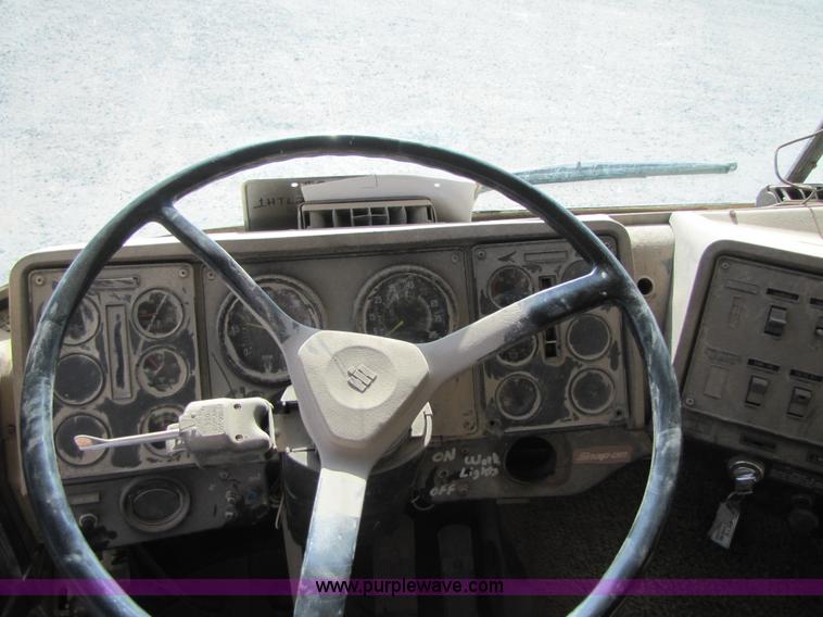 image for item B2120 1982 International COF9670 semi truck