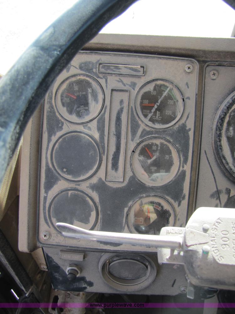 image for item B2120 1982 International COF9670 semi truck