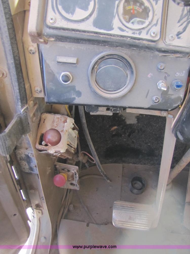 image for item B2120 1982 International COF9670 semi truck