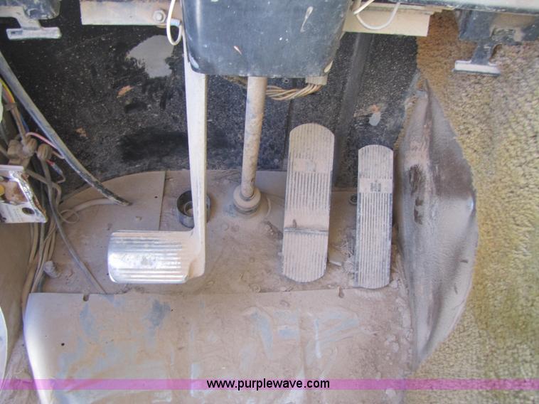 image for item B2120 1982 International COF9670 semi truck