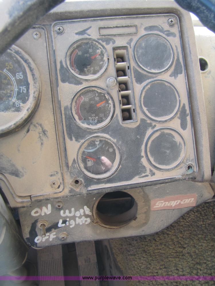 image for item B2120 1982 International COF9670 semi truck