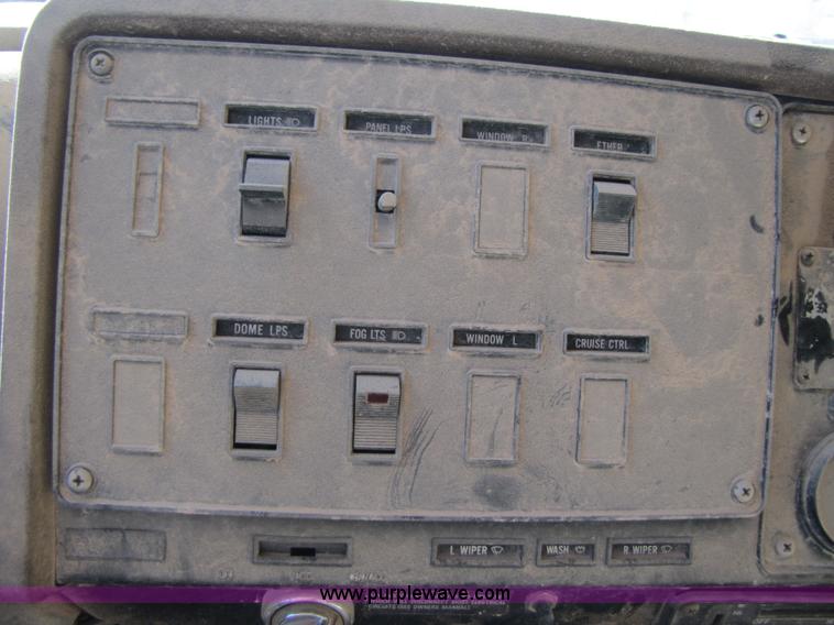 image for item B2120 1982 International COF9670 semi truck