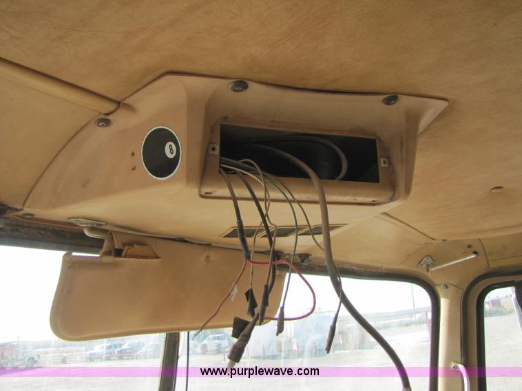 image for item B2120 1982 International COF9670 semi truck