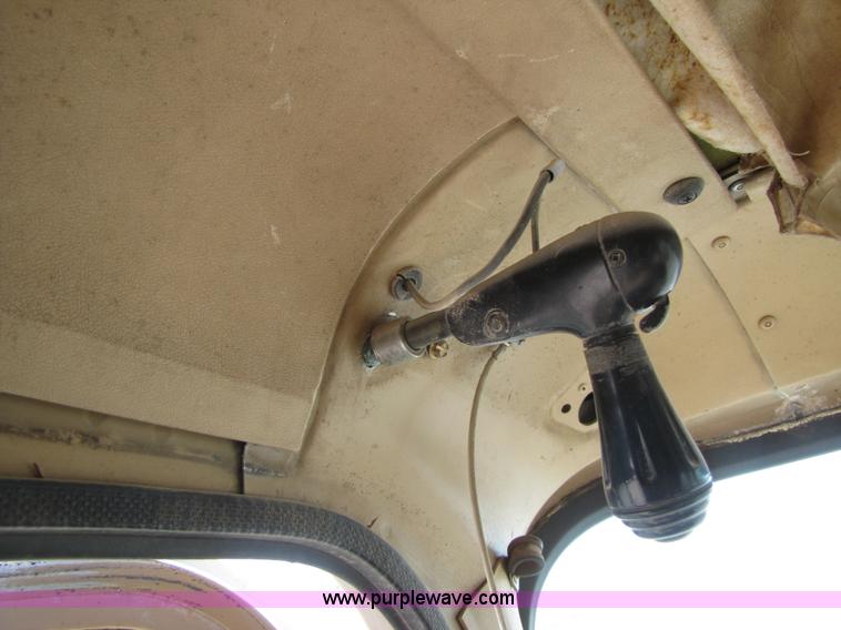 image for item B2120 1982 International COF9670 semi truck