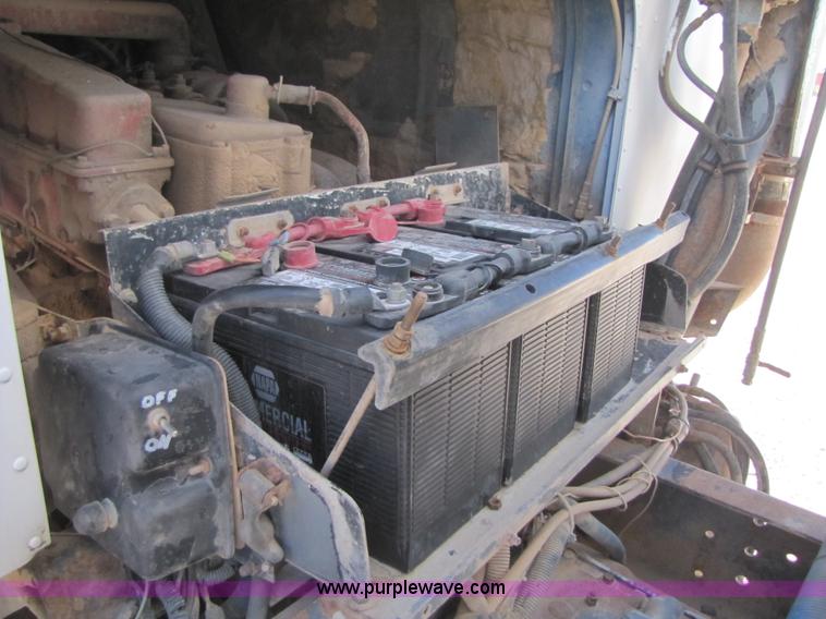 image for item B2120 1982 International COF9670 semi truck