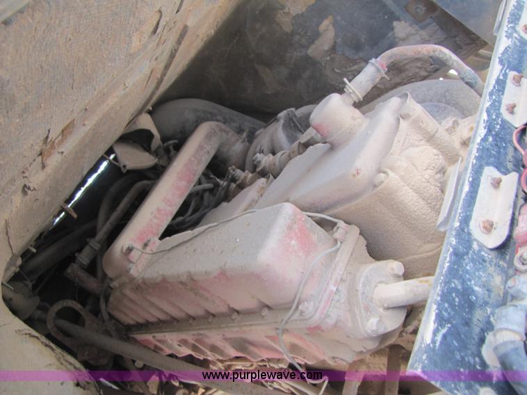 image for item B2120 1982 International COF9670 semi truck