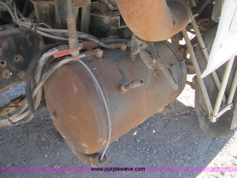 image for item B2120 1982 International COF9670 semi truck