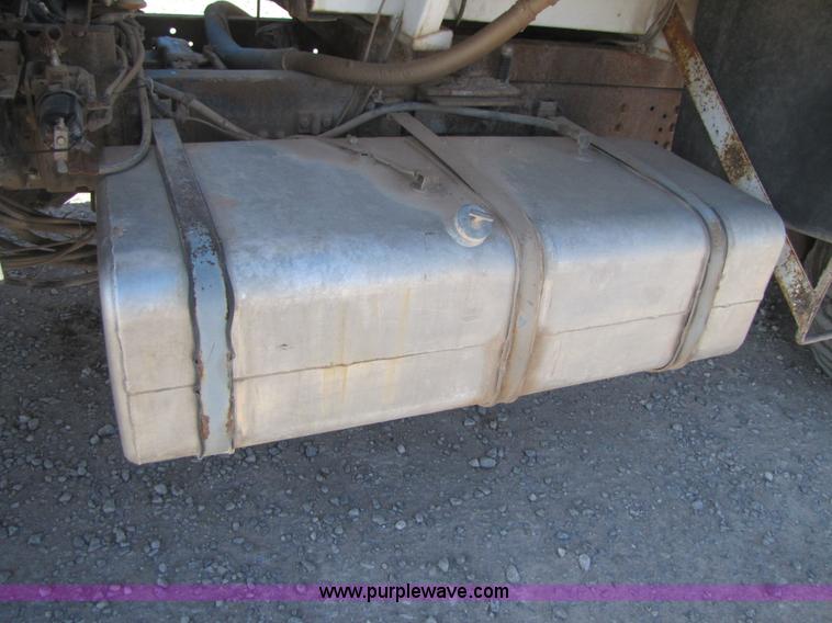 image for item B2120 1982 International COF9670 semi truck