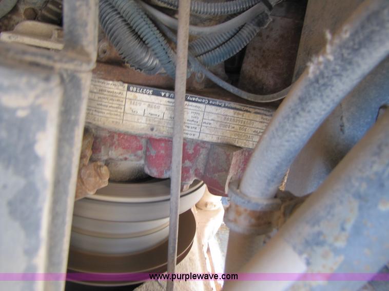 image for item B2120 1982 International COF9670 semi truck