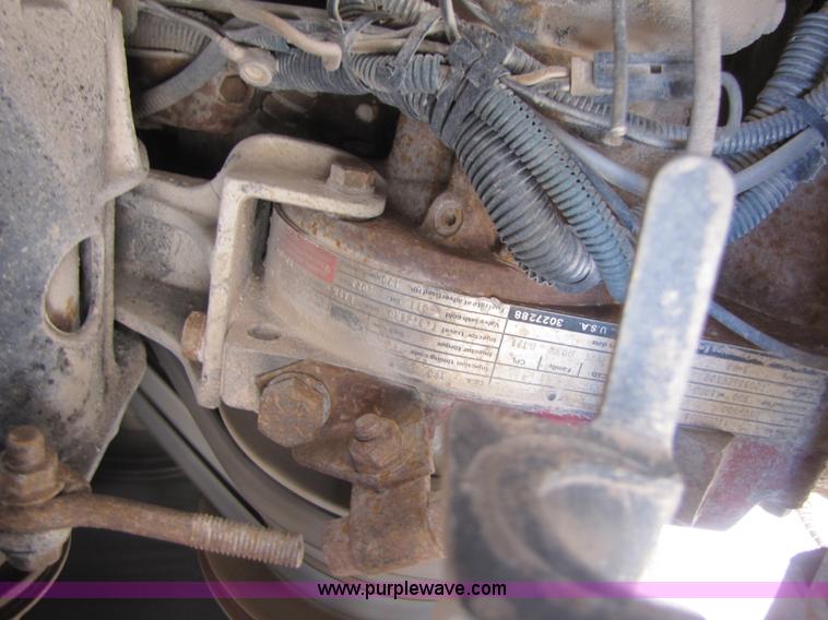 image for item B2120 1982 International COF9670 semi truck