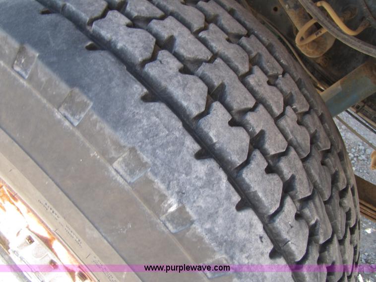 image for item B2120 1982 International COF9670 semi truck