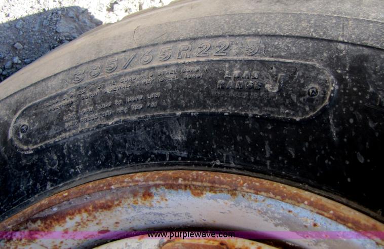 image for item B2120 1982 International COF9670 semi truck