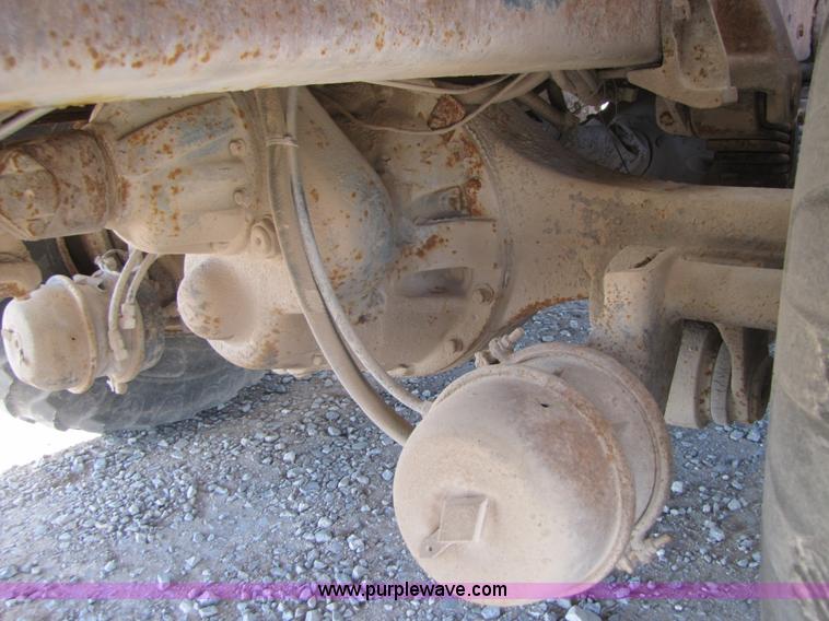 image for item B2120 1982 International COF9670 semi truck