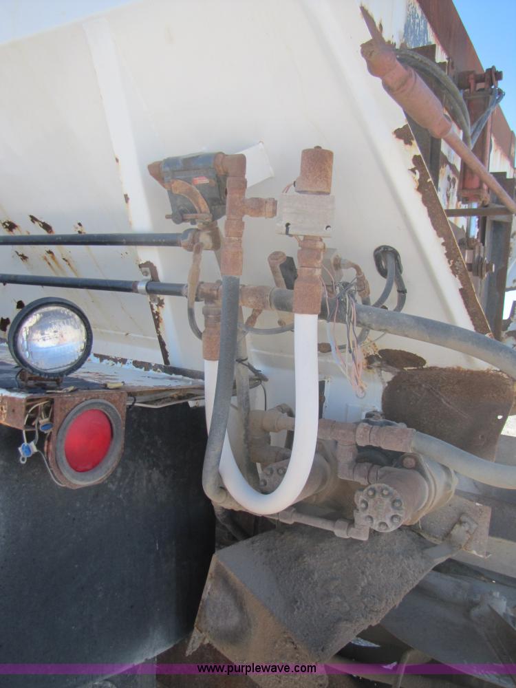 image for item B2120 1982 International COF9670 semi truck