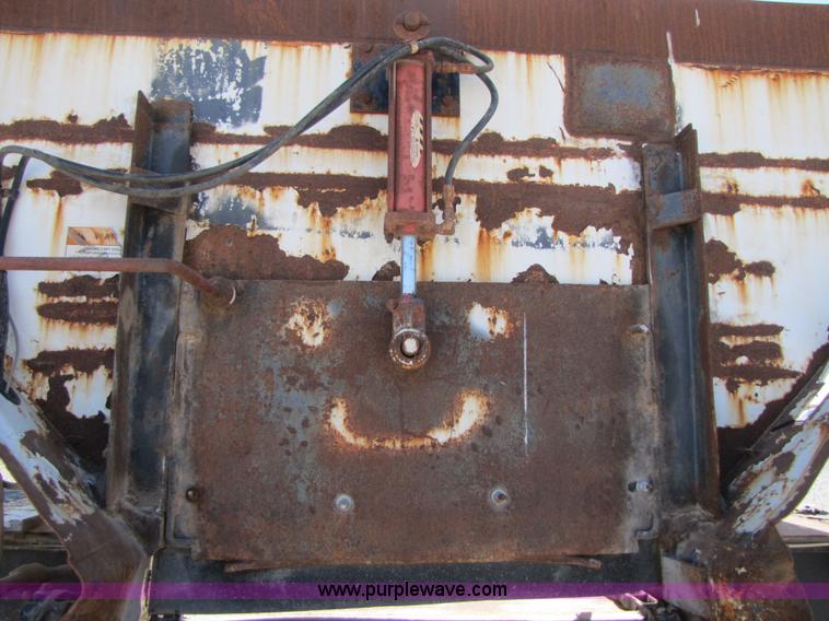 image for item B2120 1982 International COF9670 semi truck