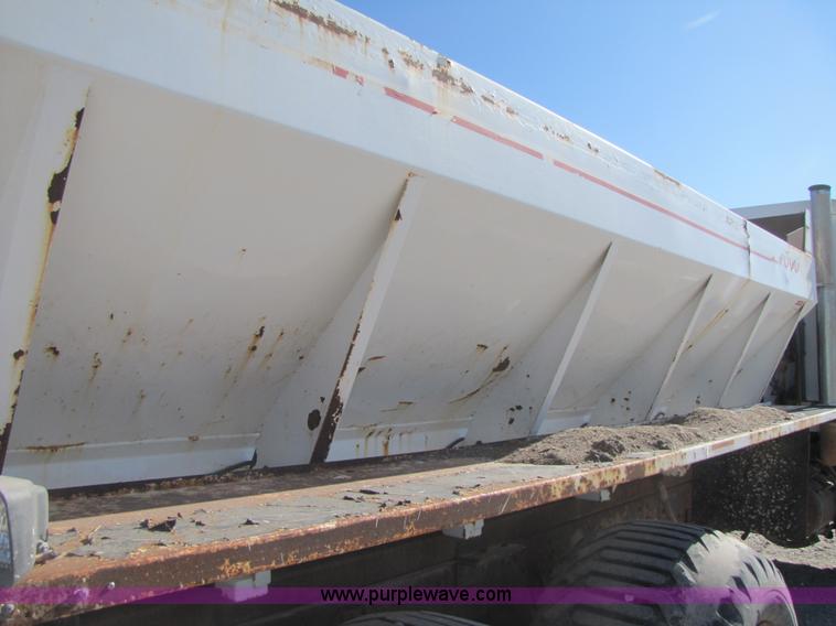 image for item B2120 1982 International COF9670 semi truck