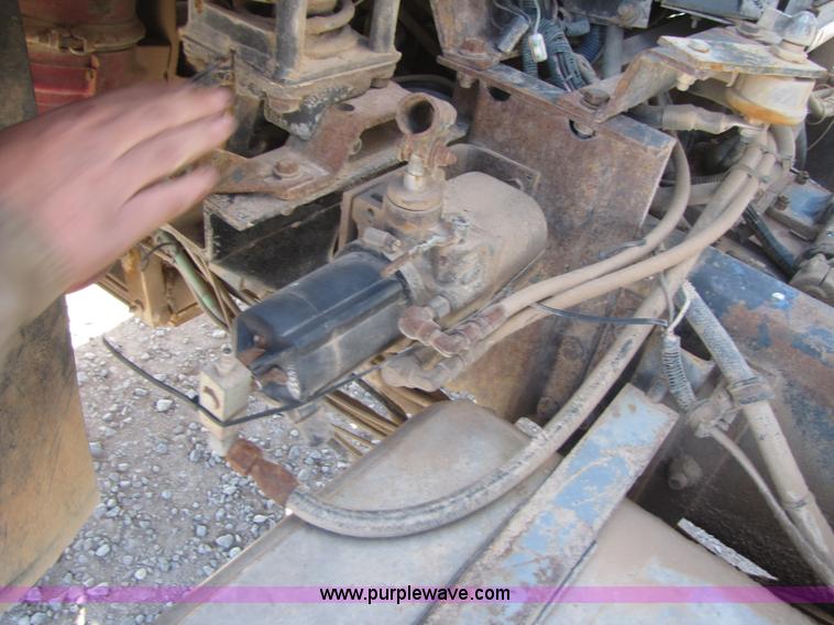 image for item B2120 1982 International COF9670 semi truck