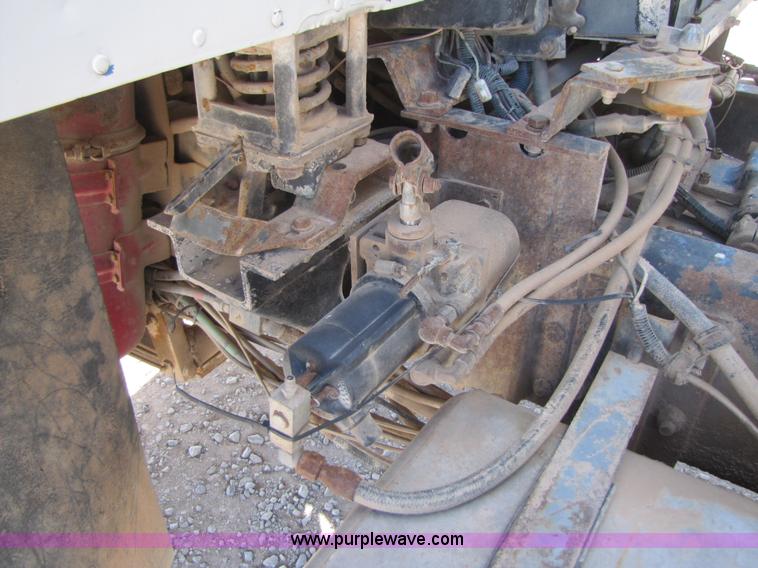 image for item B2120 1982 International COF9670 semi truck