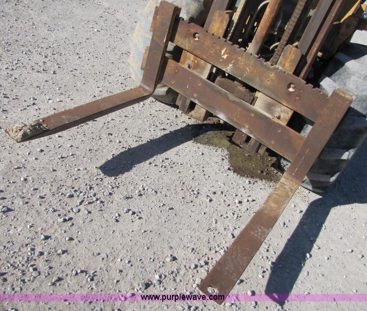 image for item B2121 Case 586C rough terrain forklift