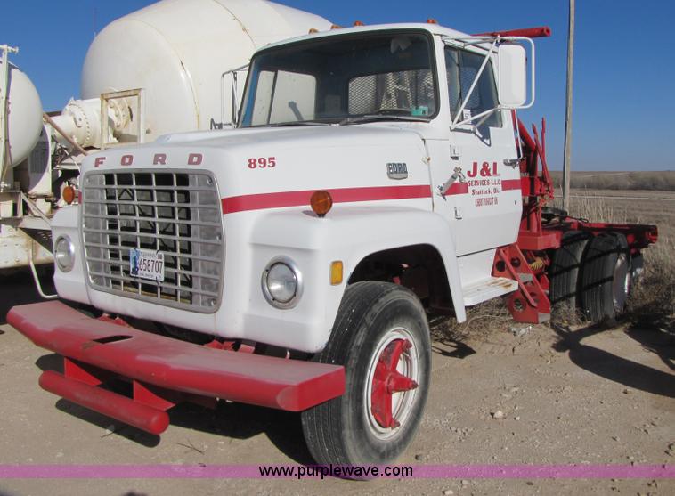 image for item B2123 1973 Ford F800 semi truck