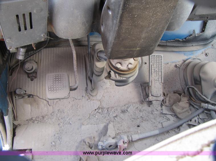 image for item B2123 1973 Ford F800 semi truck