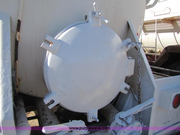 image for item B2127 2003 150 barrel vacuum 40' trailer