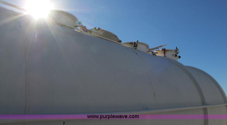 image for item B2127 2003 150 barrel vacuum 40' trailer