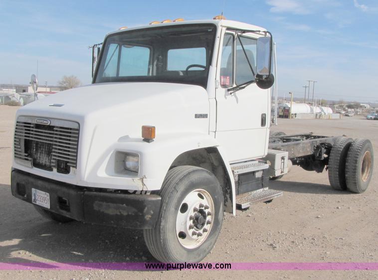 image for item B2129 2000 Freightliner FL70 semi truck