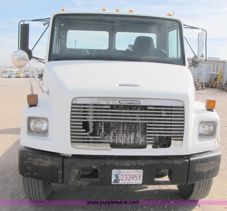 image for item B2129 2000 Freightliner FL70 semi truck