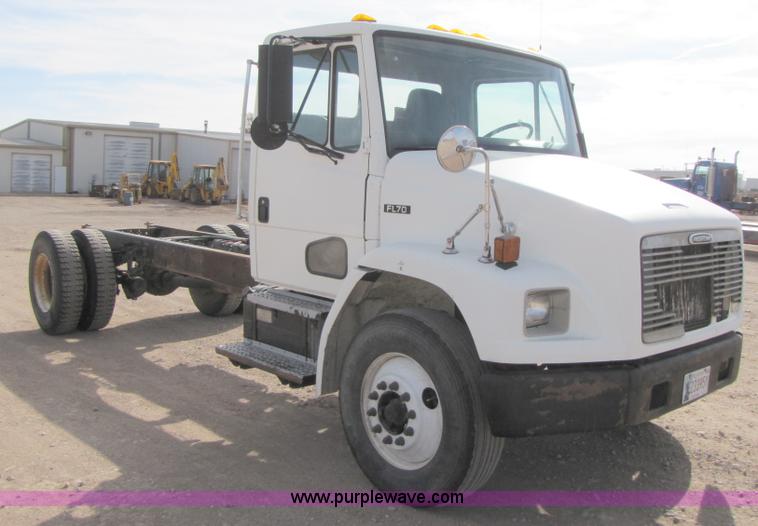 image for item B2129 2000 Freightliner FL70 semi truck
