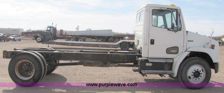 image for item B2129 2000 Freightliner FL70 semi truck