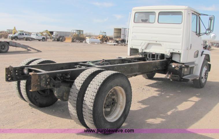 image for item B2129 2000 Freightliner FL70 semi truck