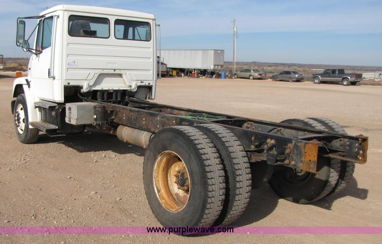 image for item B2129 2000 Freightliner FL70 semi truck