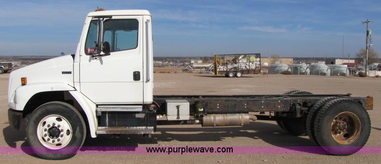 image for item B2129 2000 Freightliner FL70 semi truck
